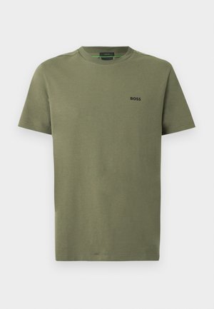 Olivengrønn bomulls-T-skjorte med korte ermer, rund hals og liten svart "BOSS"-logo på venstre bryst. Jevn tekstur, enkelt design.