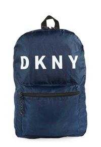 Mochila de nylon azul marino con un gran logotipo blanco de "DKNY", un bolsillo frontal con cremallera y un asa superior. Textura suave y ligera.