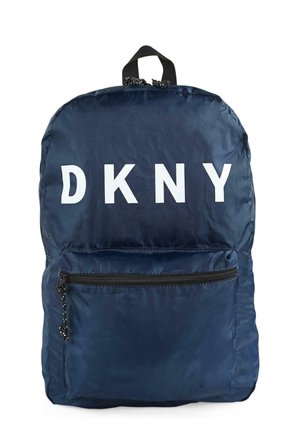 Mochila de nylon azul marino con un gran logotipo blanco de "DKNY", un bolsillo frontal con cremallera y un asa superior. Textura suave y ligera.