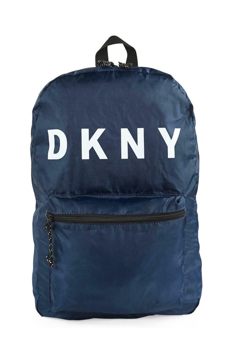 Mochila de nylon azul marino con un gran logotipo blanco de "DKNY", un bolsillo frontal con cremallera y un asa superior. Textura suave y ligera.
