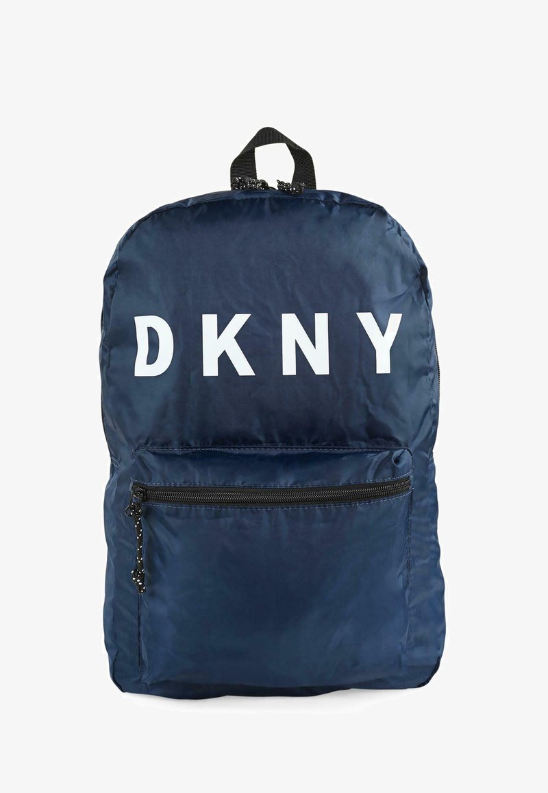 Mochila de nylon azul marino con un gran logotipo blanco de "DKNY", un bolsillo frontal con cremallera y un asa superior. Textura suave y ligera.