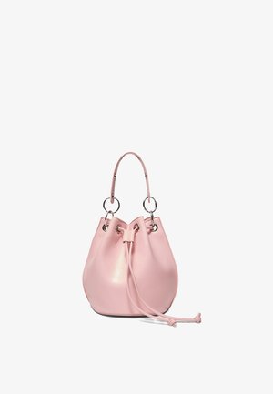 Mehka roza torbica v obliki vedra z zategovalnim trakom, srebrnimi kovinskimi obročki in enim ročajem na vrhu na belem ozadju.