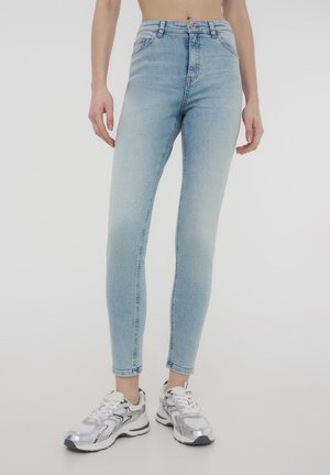 - Jeansy Skinny Fit