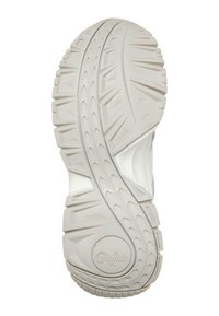 Baltas gumijas sneakers zole ar teksturētu rakstu, kurā ir stūraini motīvi un apļveida logo uz papēža, kas izstrādāta, lai nodrošinātu saķeri un izturību.