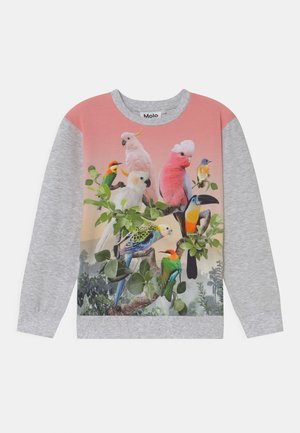 Pullover-Sweatshirt mit rosa-grauem Farbschema. Vorne ein lebhaftes Vogeldesign vor einem Naturhintergrund.