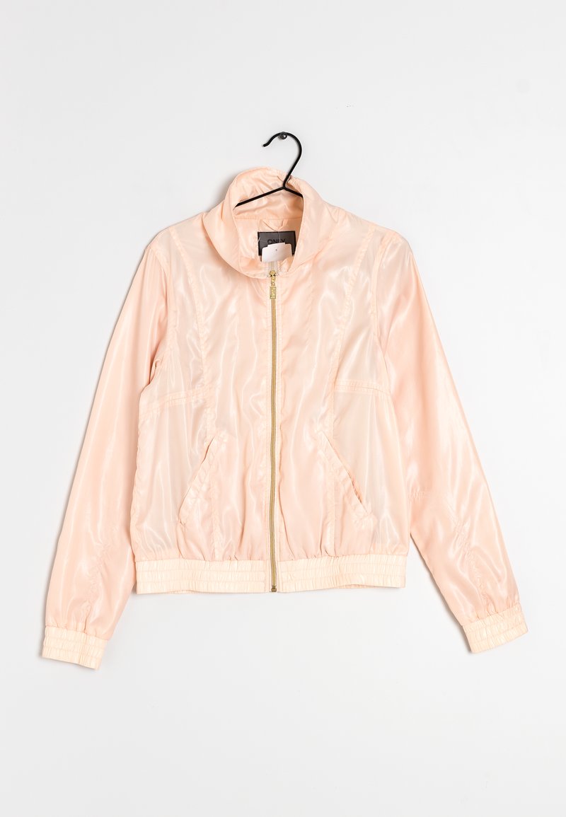 Světlé růžové lesklé bomber bunda s vysokým límcem, zipem vpředu a elastickými manžetami a lemem. Obsahuje dvě boční kapsy.