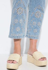 Ulla Popken BRODERIE ANGLAISE - Džíny Straight Fit - light blue