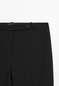Pantaloni neri con coulisse piatta, chiusura con bottone singolo e tasche laterali. Il materiale sembra liscio con un taglio su misura.
