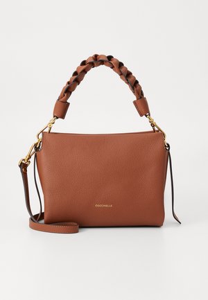 Brązowa skórzana torebka o teksturowanym wykończeniu, splecionym uchwycie na górze, złotym oku oraz regulowanym pasku na ramię. Logo wytłoczone z przodu.