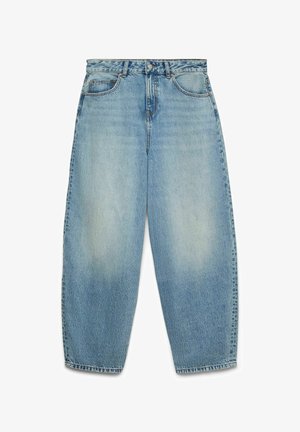 Jean denim bleu clair taille haute avec détails délavés, bouton et fermeture éclair à l'avant, deux poches avant, et coupe décontractée effilée.