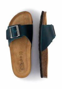 Tofarvet sandal med en mørk teal læderoverdel, justerbar metallisk spænde og brun kork sål med tekstureret gummiyderside for godt greb.
