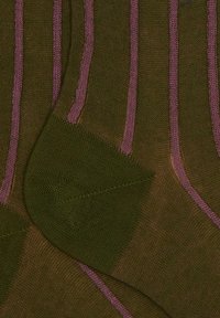 Calzini verde oliva con strisce verticali rosa, punta senza cuciture e tallone rinforzato. La trama sembra liscia con un design a maglia.