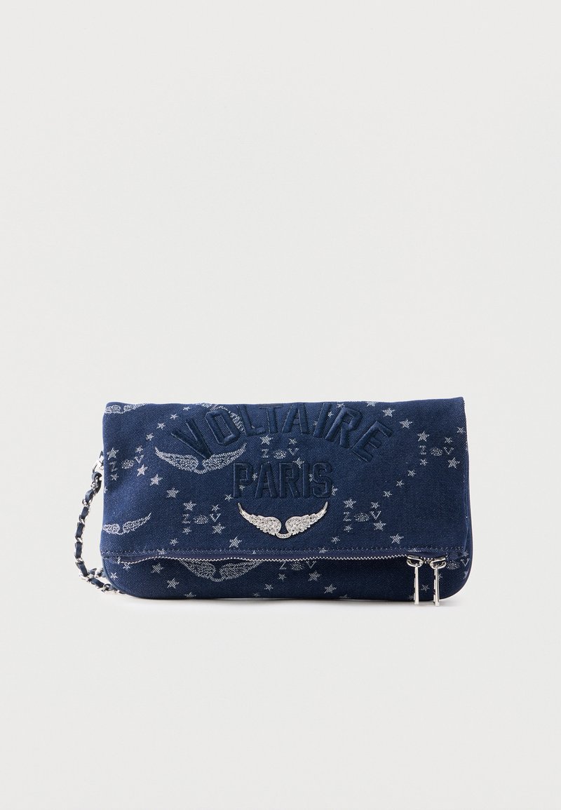 Pochette bleu marine avec motifs d'ailes argentées, texte embossé "Voltaire Paris" et doubles tirettes de fermeture éclair argentées sur une bandoulière chaîne.