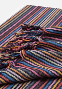 Tessuto intrecciato con strisce larghe e multicolori in rosa, blu, arancione e nero, con bordi sfrangiati per un effetto texture.
