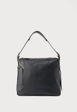 Geantă de umăr neagră din piele, cu închidere cu fermoar, curea reglabilă și design minimalist, pe un fundal simplu, deschis la culoare.