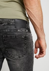 Tigha Vaqueros pitillo - grey denim