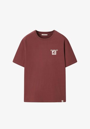Korte mouw T-shirt in roestkleur met ronde hals, met een klein wit golfje logo en de tekst "COPA Y COSTA GALICIA" op de linkerborst.