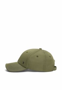 Cappello in cotone verde oliva con visiera curva, con cuciture tono su tono e un piccolo etichetta logo sul lato. Cinturino regolabile sul retro.