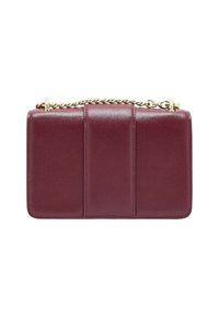 Borsa a mano in pelle bordeaux con tre pannelli verticali, dotata di manico in catena dorata e una texture liscia e lucida. Forma rettangolare.