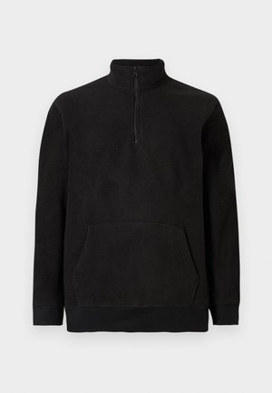 Musta fleece-pullova, jossa on puolivetoketju, korkea kaulus, kengurupocket sekä ribattu hihansuu ja helma, esillä yksinkertaisella taustalla.