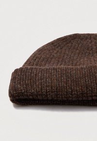 Bonnet en tricot brun avec une texture côtes et un revers. Fabriqué en mélange de laine, présentant des nuances subtiles de brun foncé et de gris.