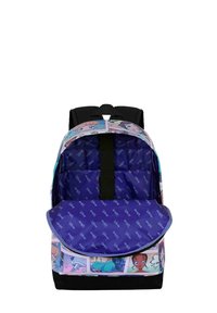 Mochila con un patrón colorido que presenta personajes de Disney. Hecha de tela con un interior de color púrpura claro y fondo negro. Correas ajustables.