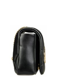 Borsa a mano in pelle nera con design trapuntato, accentata da una catena dorata e con una forma rettangolare strutturata. Presenta una chiusura con zip sul lato.
