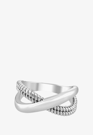 Bague en argent avec un design torsadé combinant des bandes lisses et texturées, mettant en valeur un motif rappelant une corde d'un côté.