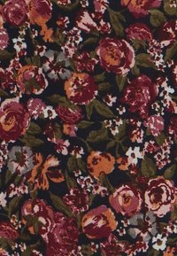 Gęsty kwiatowy wzór z czerwonymi, pomarańczowymi i różowymi kwiatami, zielonymi liśćmi oraz drobnymi białymi kwiatkami na ciemnym tle.