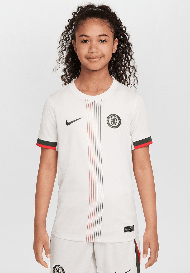 Chelsea FC Jugendtrikot in Weiß, mit schwarzen und roten Akzenten, kurzen Ärmeln, einem runden Halsausschnitt und vertikalen Streifendetails.