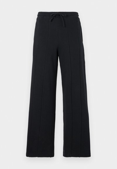 Calças largas pretas feitas de um tecido suave, com uma cintura elástica ajustável e detalhes de costura vertical na frente.