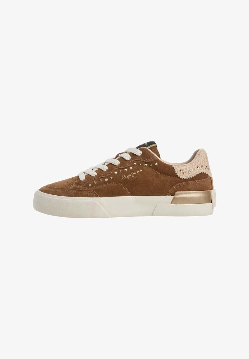 Baskets basses en daim marron avec lacets blancs, clous dorés, talon beige texturé, semelle blanche et logo "Pepe Jeans London" sur le côté.