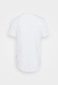 Weißes Baumwoll-T-Shirt mit kurzen Ärmeln, runder Ausschnitt und leicht abgerundetem Saum. Keine sichtbaren Logos oder Muster. Glatte Textur.