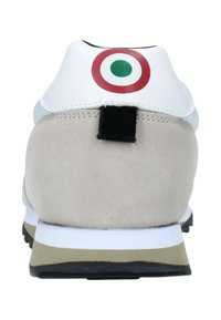 Scarpa sportiva da uomo con tomaia in suede grigio e sintetico bianco. Presenta un logo rotondo rosso e verde sul tallone e un pratico pull tab nero. Suola nera.