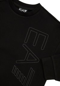 Felpa nera con collo a girocollo a coste, tessuto testurizzato e grande logo EA7 in un finitura opaca a contrasto sul frontale.