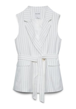 Blazer bianco senza maniche con leggere righe verticali, ampi revers, due tasche frontali con patta e cintura in tessuto coordinato annodata in vita.