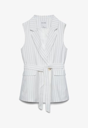 Blazer bianco senza maniche con leggere righe verticali, ampi revers, due tasche frontali con patta e cintura in tessuto coordinato annodata in vita.
