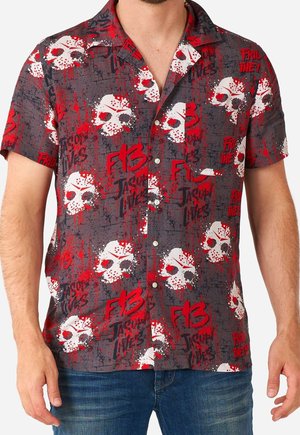 Chemise grise à manches courtes avec boutons, ornée de crânes rouges et blancs, texte rouge « F13 » et « Friday the 13th », portée par un homme.