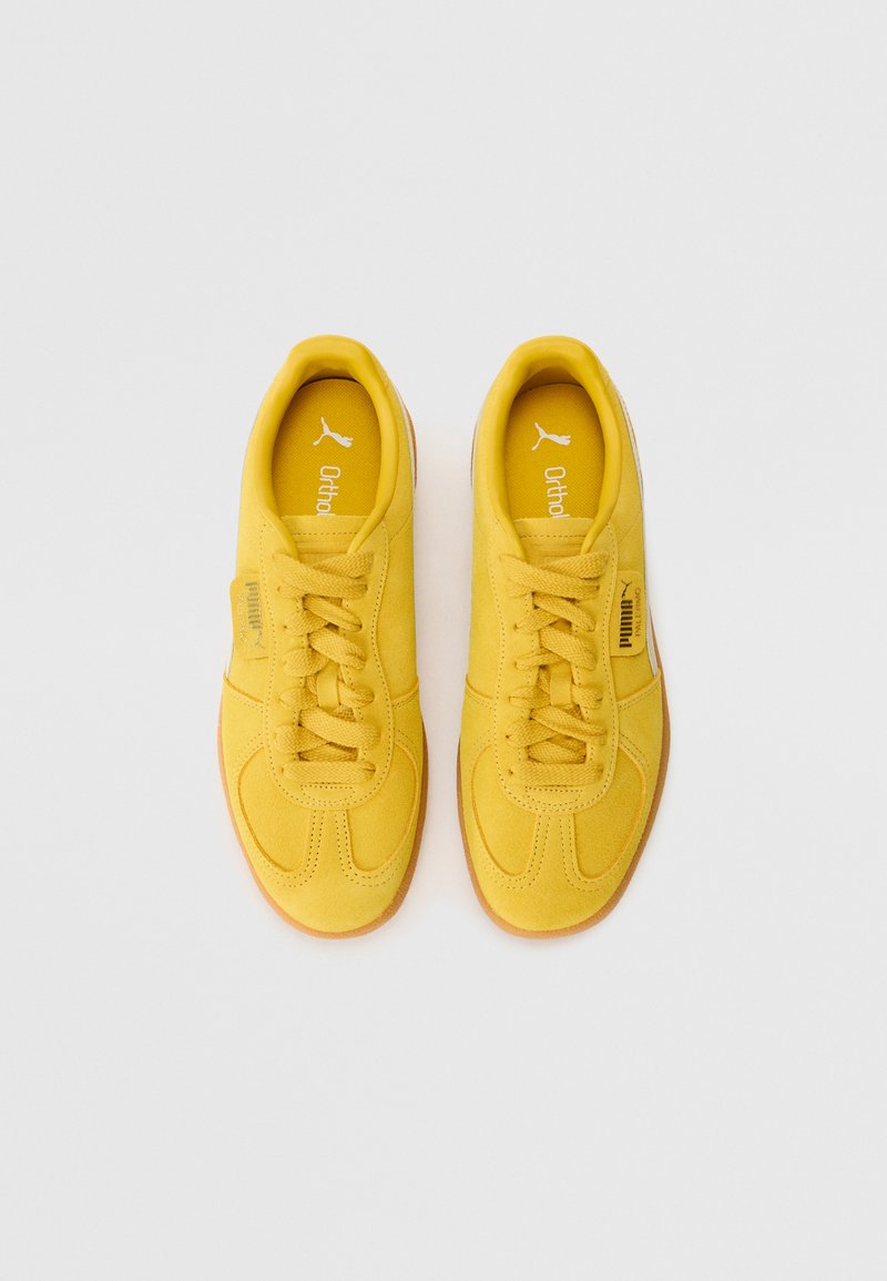 Gelbe Sneaker aus Wildleder mit strukturiertem Finish. Verfügen über ein Schnürdesign, runde Zehenform und eine Sohle aus Gummi. Branding auf der Zunge.