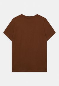 Hnědá krátká tričko s krátkým rukávem vystavené na plocho, s kulatým výstřihem a jednoduchým designem, na bílém pozadí.