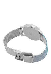 Reloj con correa de malla plateada y caja de acero inoxidable. Carátula redonda y cierre ajustable. La parte trasera presenta un grabado de la marca y una textura suave.