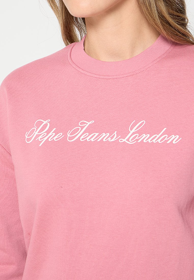 Różowa bawełniana bluza z okrągłym dekoltem i napisem "Pepe Jeans London" wyhaftowanym białą kursywą na klatce piersiowej.