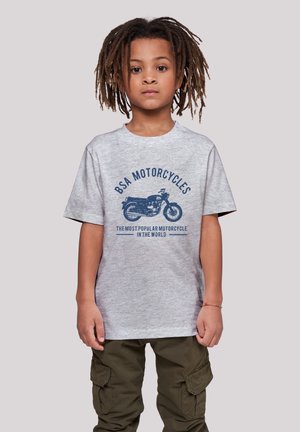 Graues Baumwoll-T-Shirt mit blauem BSA Motorcycles-Design und Schriftzug. Lockere Passform, kurze Ärmel und Rundhalsausschnitt. Olivgrüne Cargo-Hosen.