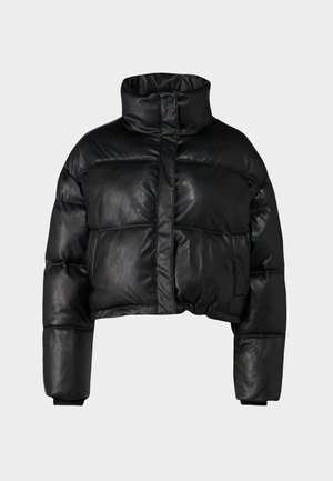 Veste matelassée noire courte en matériau synthétique brillant, avec un col montant, une fermeture à boutons à l'avant et des poignets côtelés.