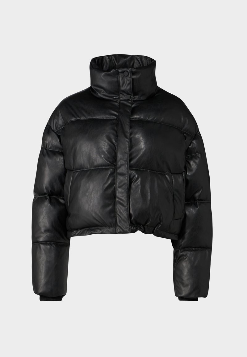 Schwarze, kurz geschnittene Puffjacke aus glänzendem Synthetikmaterial, mit hohem Kragen, Knopfleiste und gerippten Bündchen.
