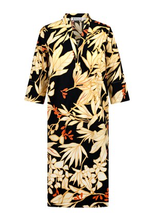 Blumengemustertes Kleid mit großen gelben Blättern und roten Akzentuierungen auf schwarzem Hintergrund, mit Kragen und Dreiviertelärmeln.