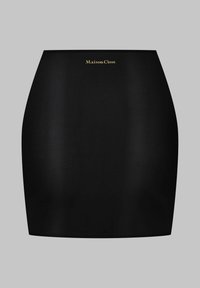 Mini-jupe noire en matériau lisse avec un design ajusté. Présente un logo doré "Maison Close" à la taille. Silhouette simple et élégante.