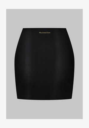 Mini-jupe noire en matériau lisse avec un design ajusté. Présente un logo doré "Maison Close" à la taille. Silhouette simple et élégante.