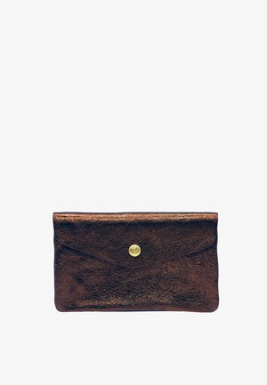Pochette en cuir brun foncé brillant avec une fermeture à bouton-pression doré centrée sur le rabat avant.