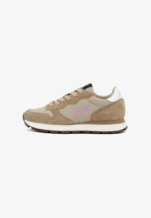 Sneaker in suede beige con dettagli rosa, tallone bianco e pannelli in tessuto. Presenta un design con stringhe e una suola intermedia bianca con suola esterna marrone.